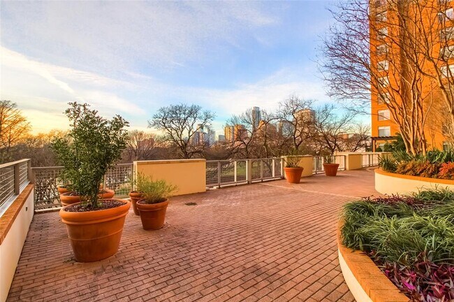 Building Photo - 54 Rainey St