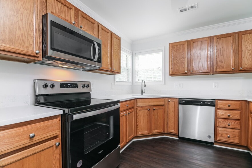 Building Photo - 3600 Saguaro Ct