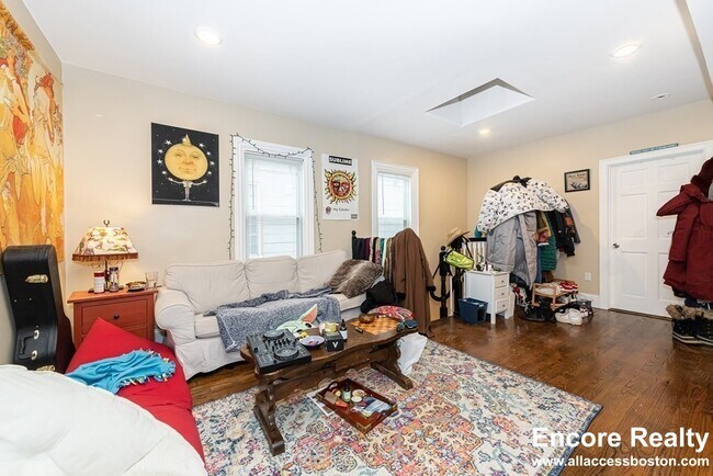 Building Photo - 1566 Tremont St