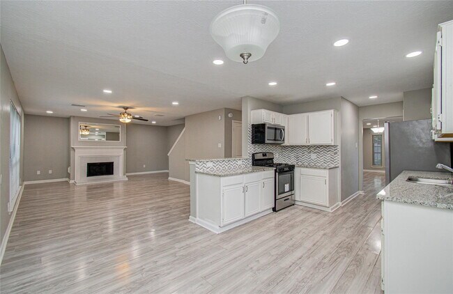 Building Photo - Village Park Drive, Missouri City, TX 77489 - 5 BR 2.5 BA single-family home
