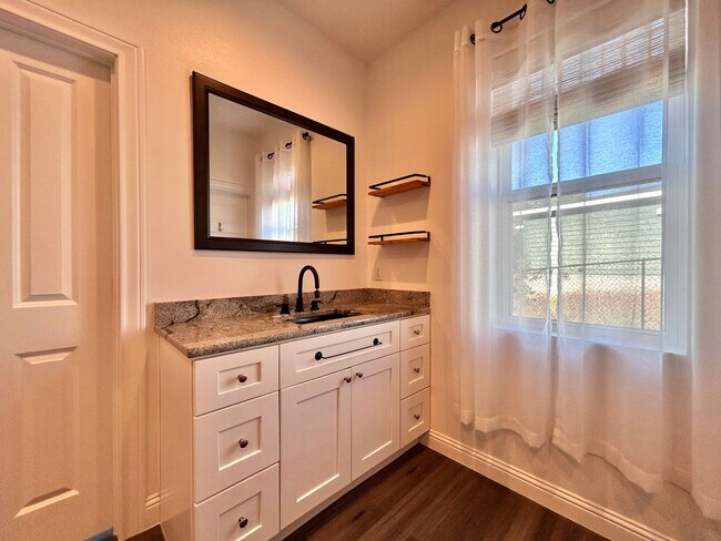 Building Photo - Modern 2 Bed / 2 Bath Home with Stylish Upgrades