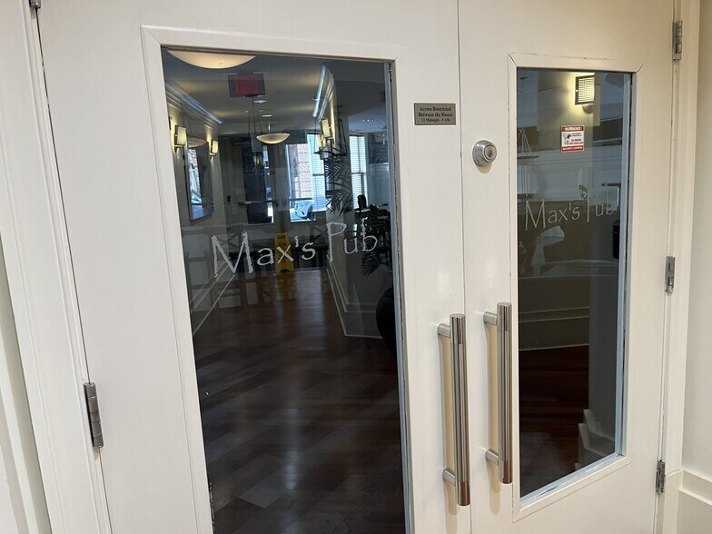 Building Photo - 27 Booth St