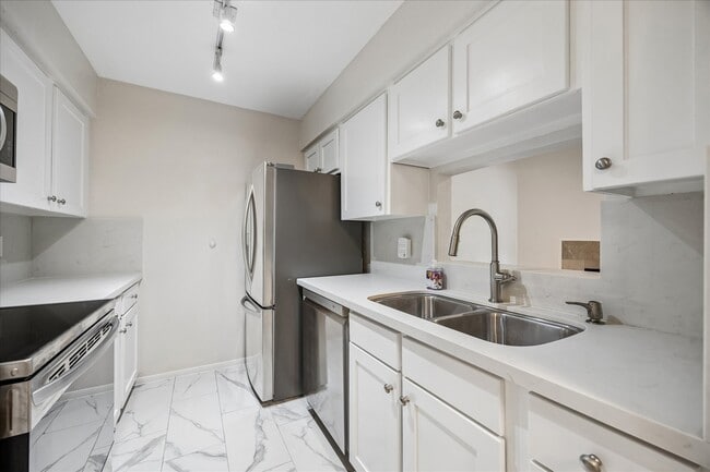 Building Photo - 5711 Sugar Hill Dr