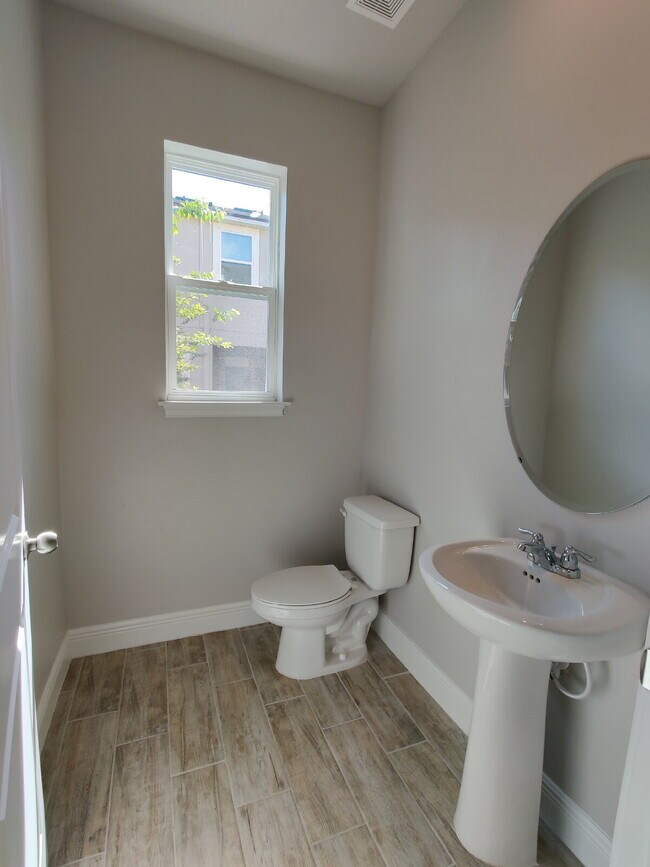 Building Photo - Beautiful 3-Bedroom Townhome in Gated Avea Pointe