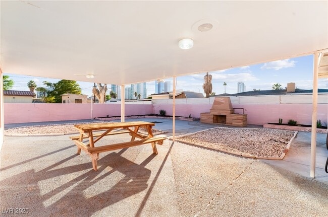 Building Photo - 2112 S Van Patten Pl