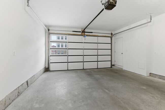 Building Photo - Beautiful 4 BR/4.5 BA EOG Townhome in Laurel!