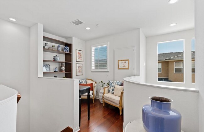 Building Photo - Light & Bright 2 Bedroom, 2 Bathroom Townhome