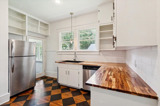 Building Photo - HISTORIC COTTAGE IN THE HEART OF MIDTOWN