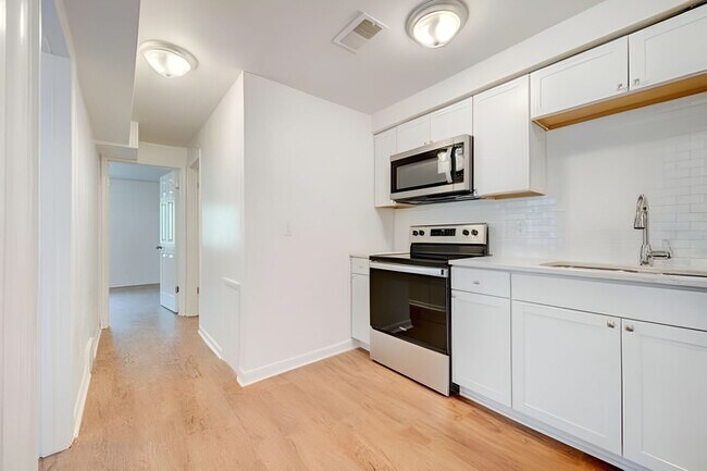 Building Photo - Avail July 1: 2BR Apt in Crafton, 1 Off Street Parking, AC, W/D included, Quartz Countertops, DW,...