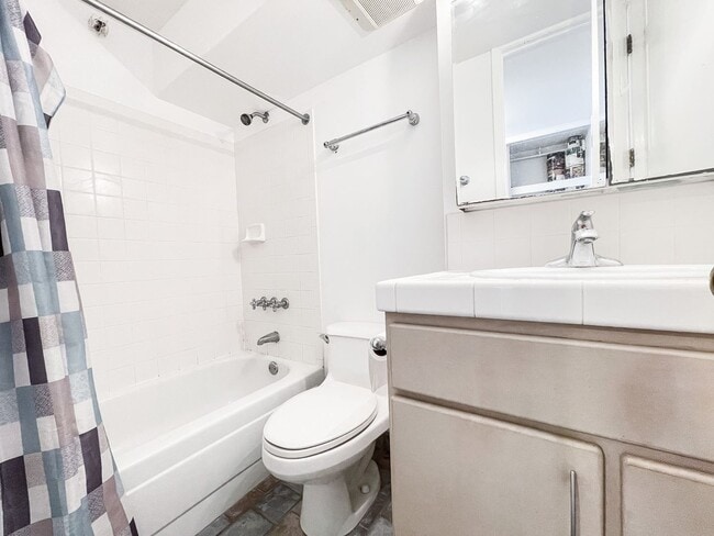 Building Photo - Fully Furnished Studio! Waikiki!