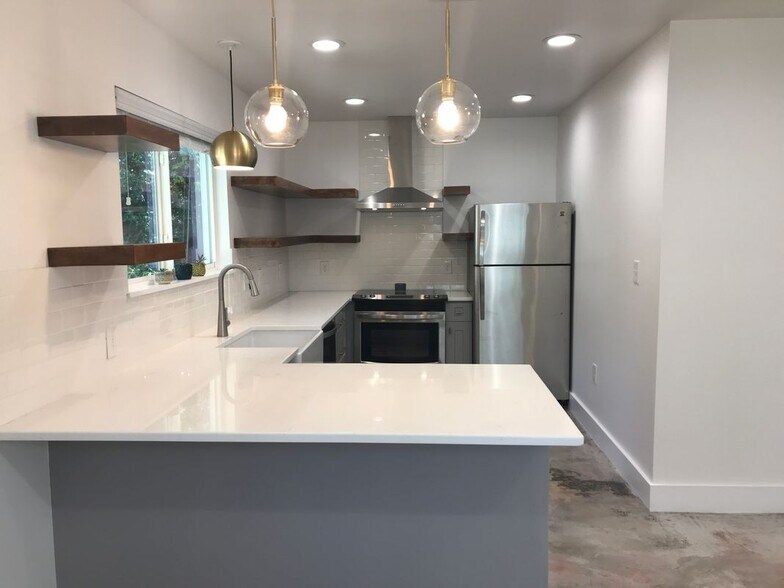 Building Photo - 423 W Woodlawn Ave