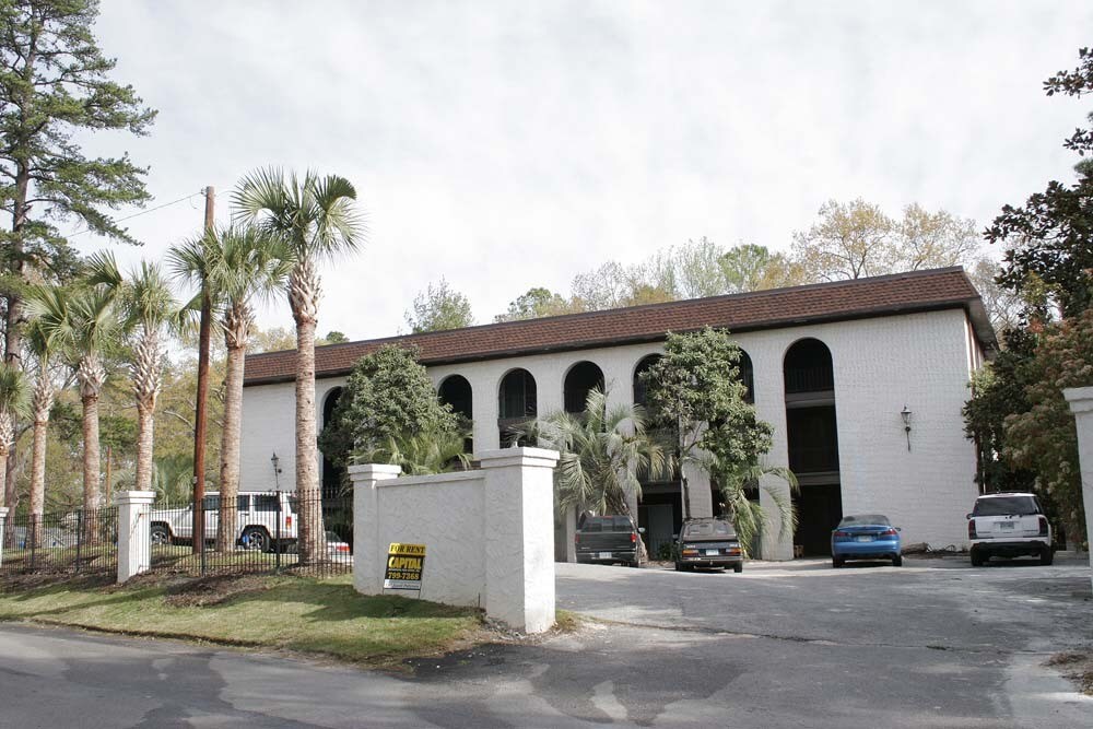 ENTRANCE GATE - 200 Arbor Dr