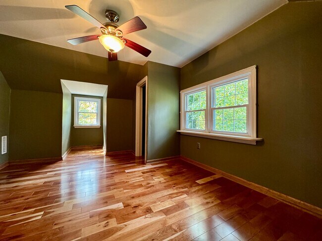 Building Photo - Quaint Cottage steps Away From VT Campus