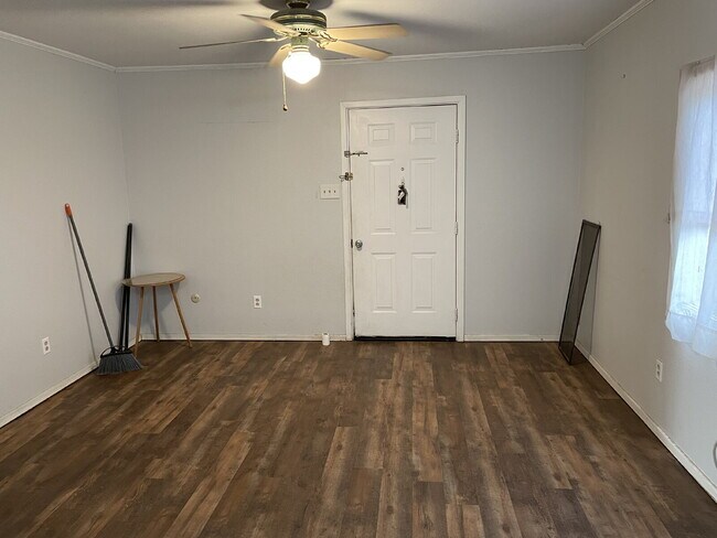 Building Photo - 2 Bedroom in Tech Terrace!