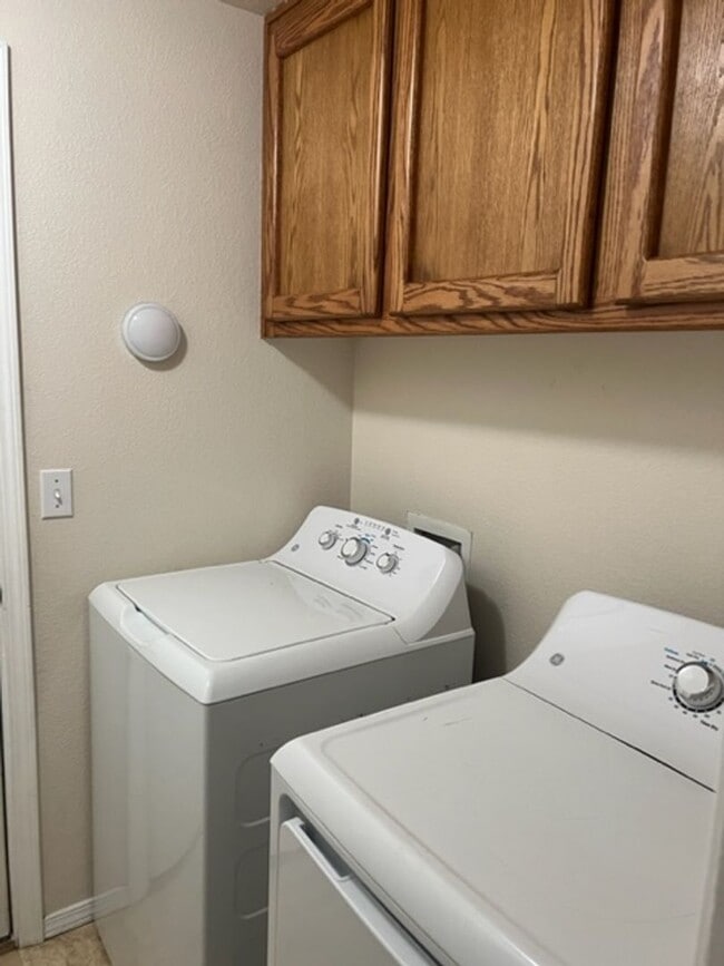Building Photo - SPACIOUS 3 BEDROOM/ 2 BATH HOME WITH RV/BO...