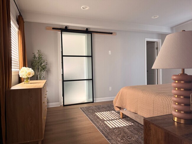 Building Photo - 1048 N Hermosa Dr