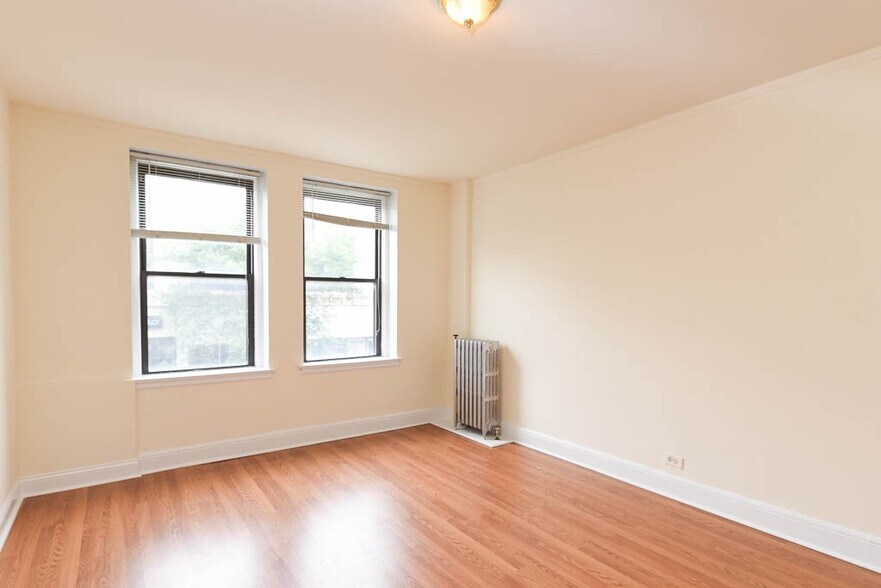 Building Photo - 3335 W Diversey Ave