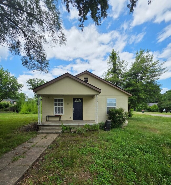 Primary Photo - 421 E F St