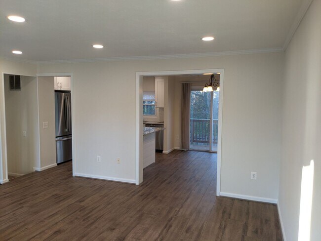 Building Photo - Renovated townhouse in established Frederick neighborhood ready now!