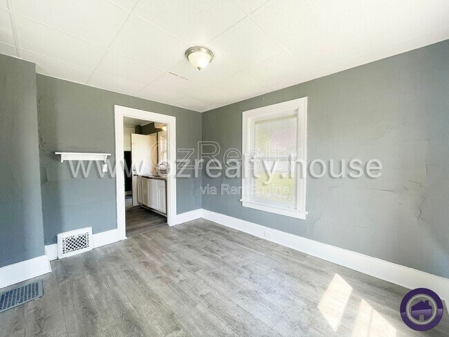 Building Photo - 1402 Prouty Ave