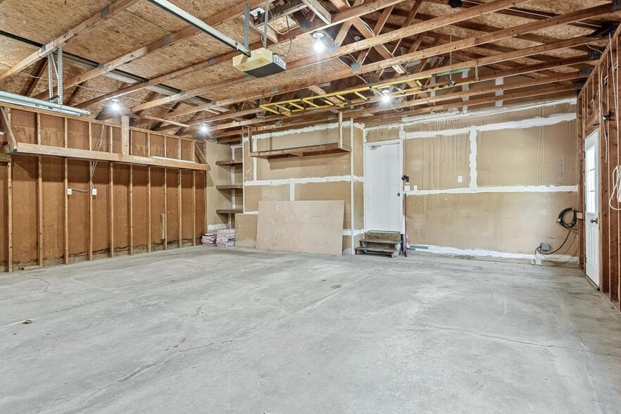 Building Photo - 833 Tyrol Ln