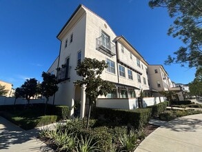 Building Photo - Unique 4-Bedroom, 3-story Live/Work Townhouse in the lushly landscaped Villa Metro Community!