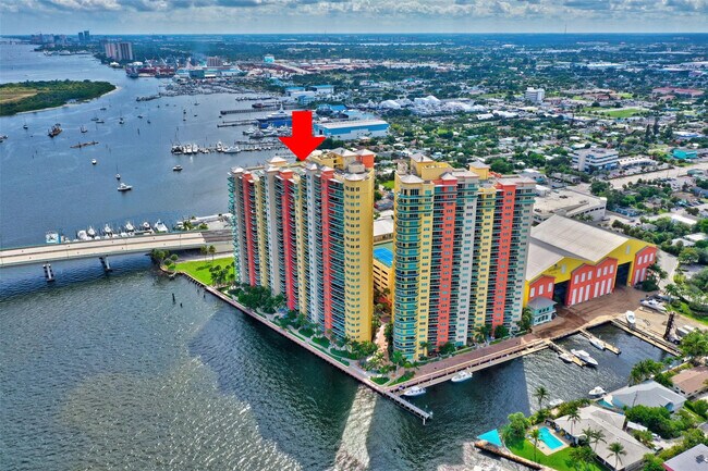 Building Photo - 2640 Lake Shore Dr