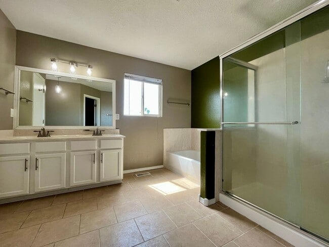 Building Photo - Large 3 Bedroom 2.5 Bathroom Located In Th...
