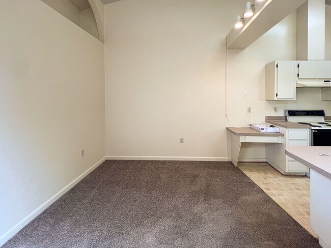 Building Photo - 2/2 Flat in Napier Oaks available August 1!