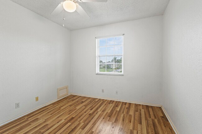Building Photo - 1507 SE Royal Green Cir