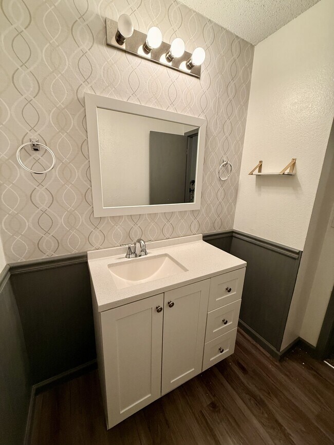 Building Photo - 209 NE Timbercreek Dr