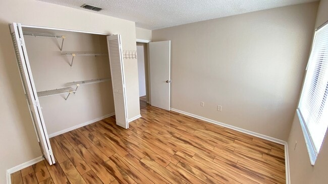 Building Photo - Two Bedroom, Two Bath in Orlando - Priced to Rent!