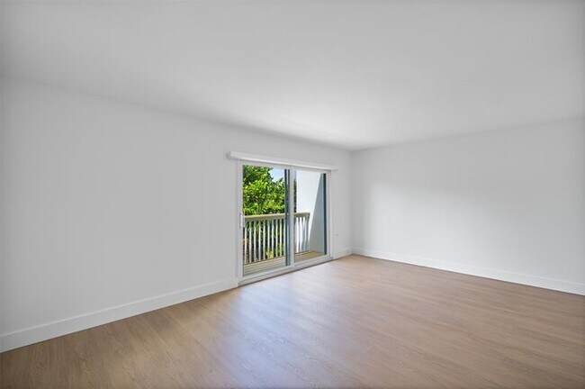 Building Photo - 2532 NE 9th St