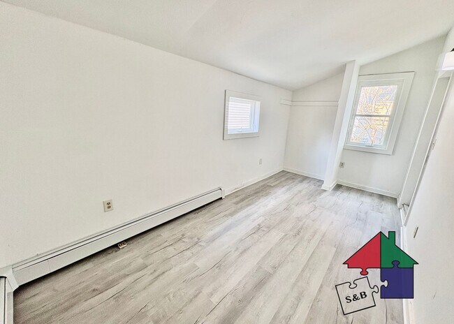 Building Photo - 94 Malletts Bay Ave