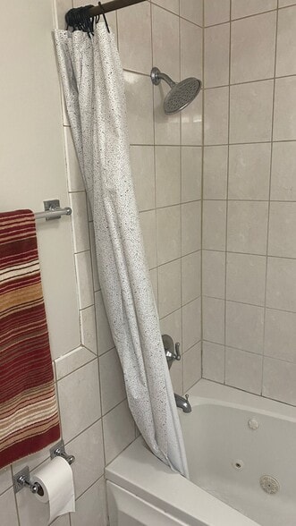 Shower with bathtub jets - 1242 Queen St, NE