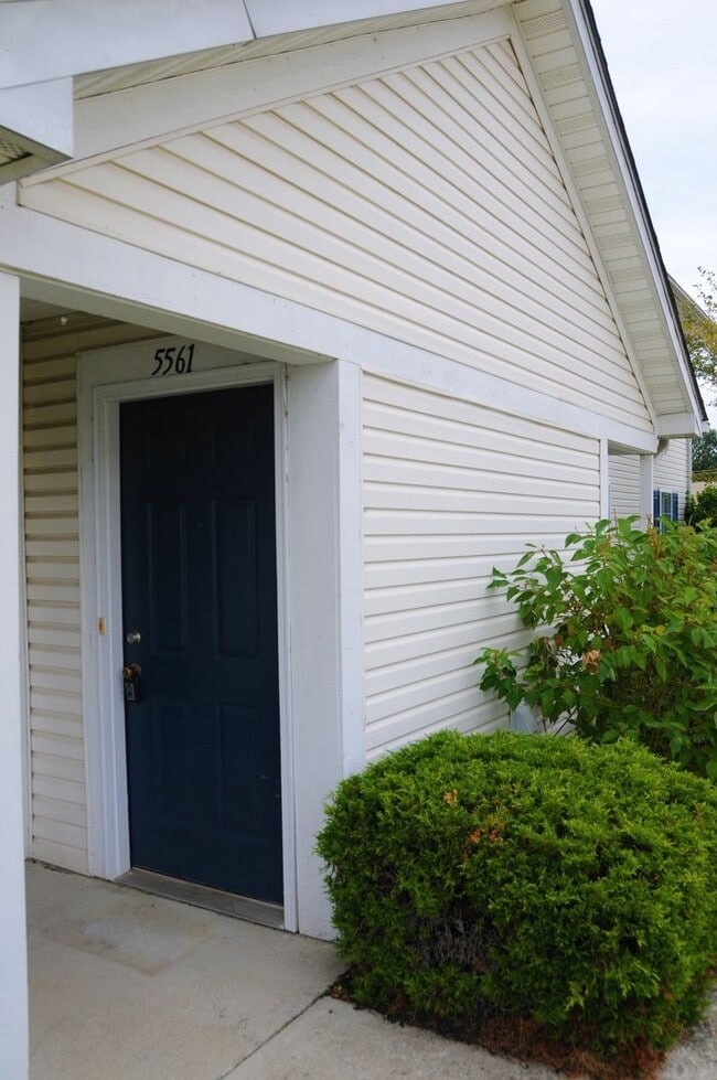 Building Photo - 5561 Cedar Springs