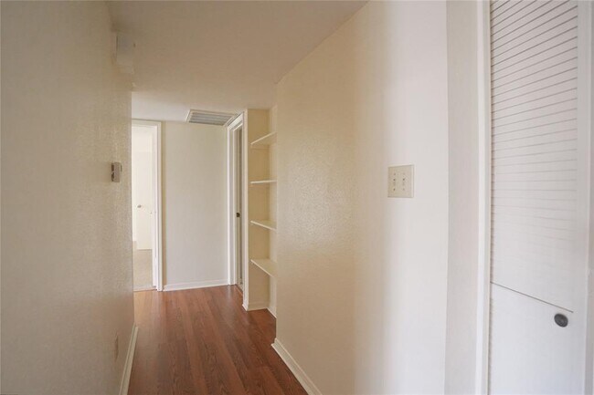Building Photo - 2121 Hepburn St