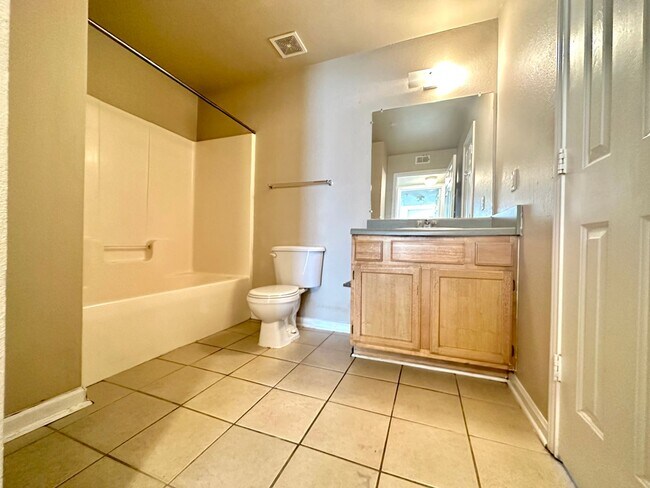 Building Photo - Spacious Ground Floor 3B/2B Unfurnished Condo Near the Beach in the Heart of Destin!