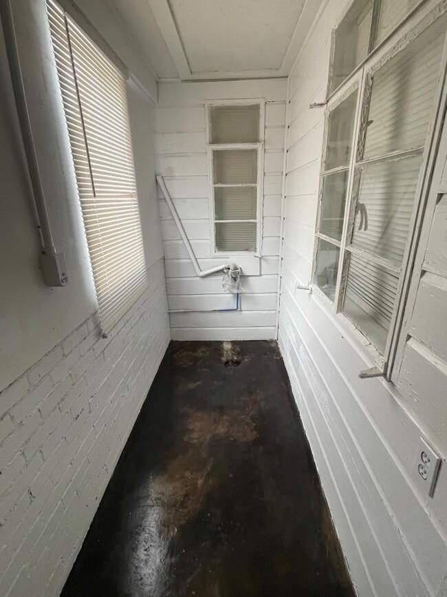 Building Photo - 1 Bed 1 Bath Duplex For Lease 8/4/2025