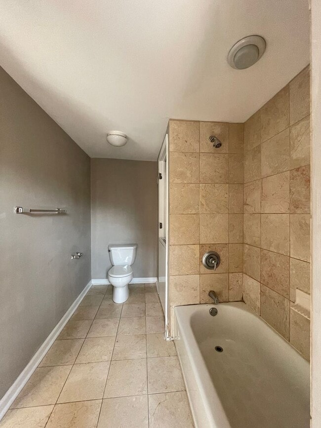 Building Photo - Cozy One Bedroom Townhome w/ All Amenities...