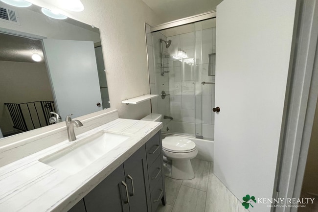 Building Photo - Updated 3 Bedroom Condo in South San Francisco