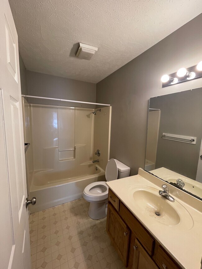 Building Photo - 570 Cherub Ct