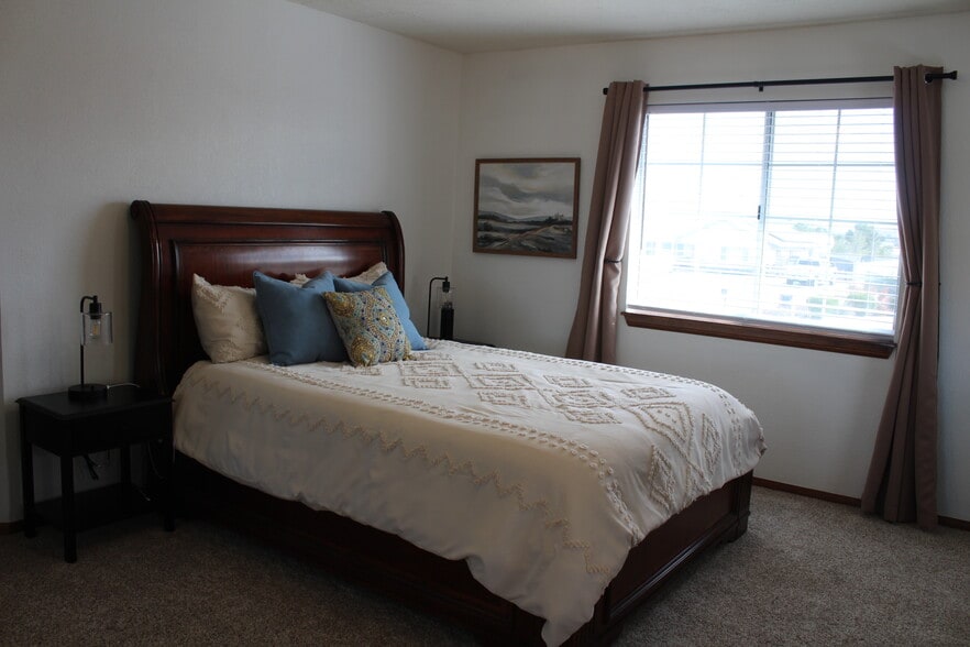 Queen Bedroom - 16362 Kamana Rd