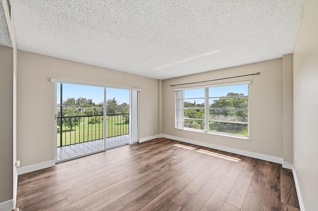 Building Photo - 4158 Inverrary Dr