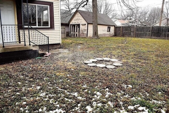 Building Photo - 910 Avenue B