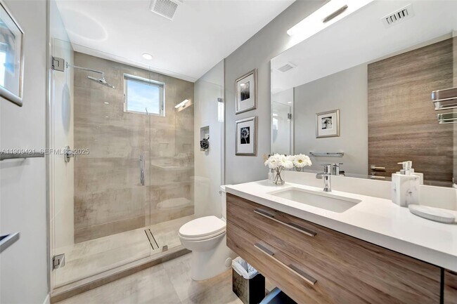 Building Photo - 544 N Victoria Park Rd