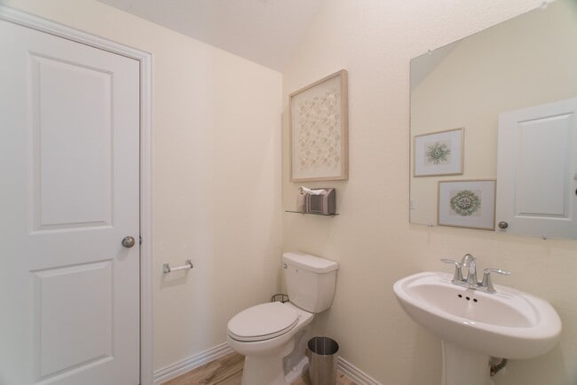 Building Photo - 438 Lake Day Dr