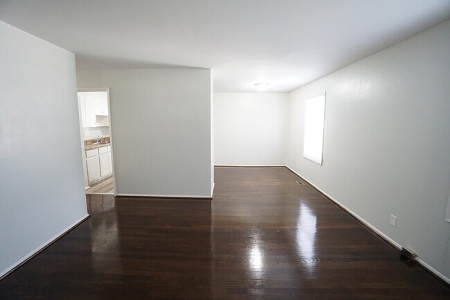 Building Photo - 112 13th Ave N