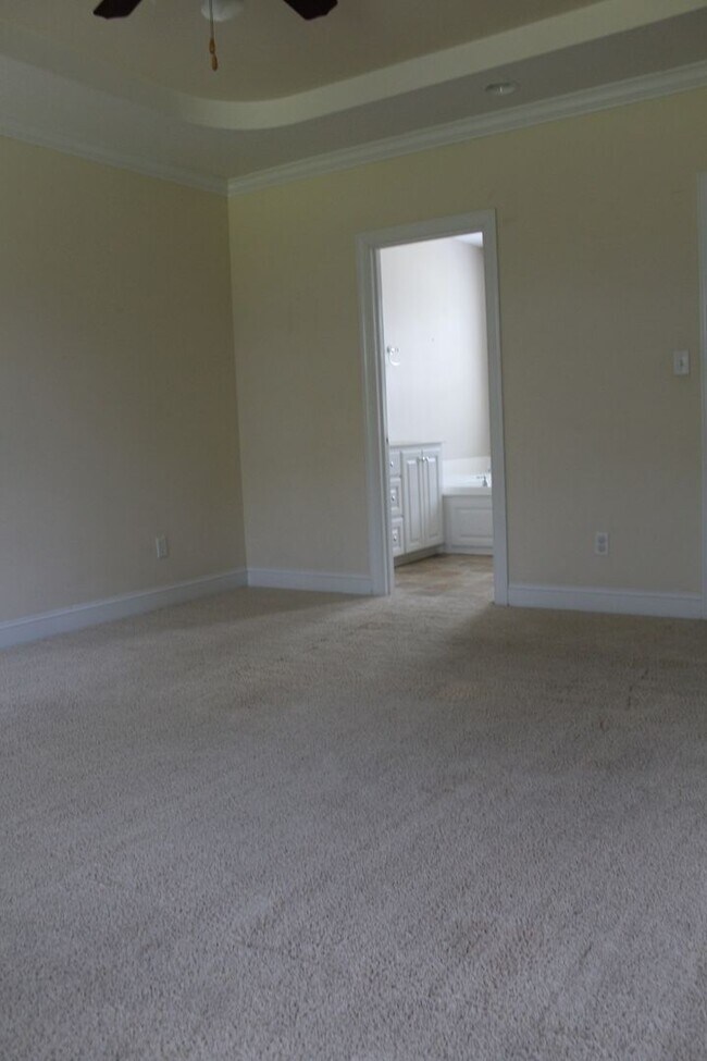 Building Photo - 113 Red Field Pl