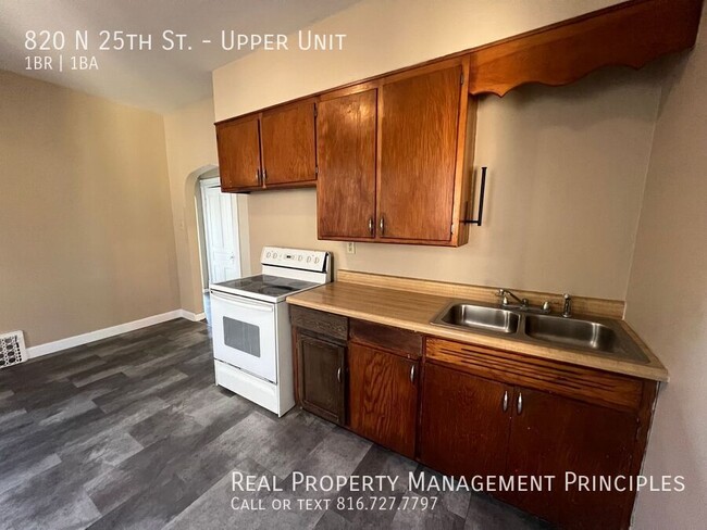 Building Photo - Pet Friendly, 1 Bedroom 1 Bath Walk-Up Tow...